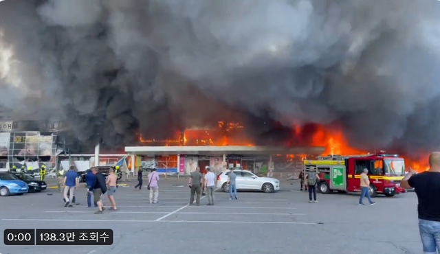 볼로디미르 젤렌스키 우크라이나 대통령이 트위터에 공개한 쇼핑몰 모습. 러시아의 미사일 공격으로 불타고 있다. 해당 쇼핑몰은 우크라이나 중부 폴타바주 크레멘추크에 있다. ⓒ볼로디미르 젤렌스키 트위터 캡쳐-키이우 인디펜던트지 제공.