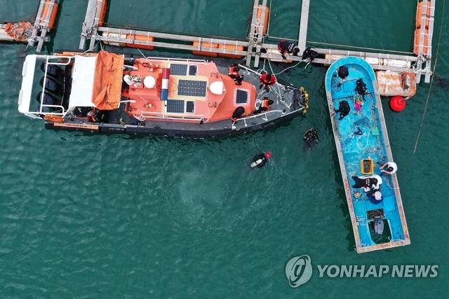 ▲ 28일 오후 전남 완도군 신지면 송곡선착장 방파제로부터 80m 지점 가두리 양식장 아래에서 실종된 조유나(10) 양 가족의 차량으로 추정되는 아우디 승용차가 발견됐다. 경찰이 가두리 아래를 탐색하고 있다.ⓒ연합뉴스