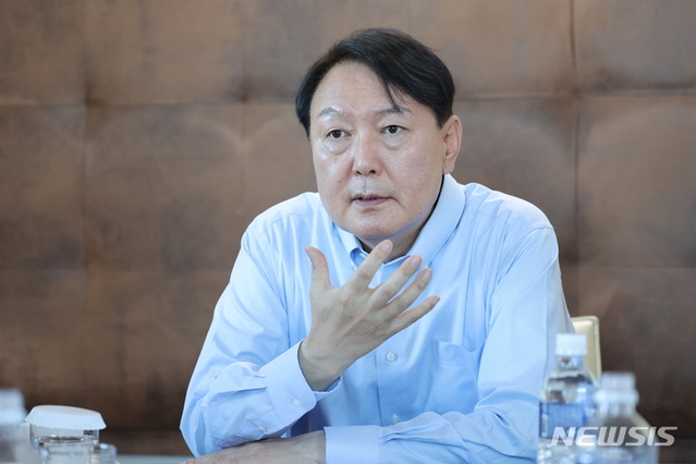 ▲ 윤석열 대통령이 28일(현지시간) 마드리드 한 호텔에서 나토 정상회의 사전 점검회의를 하고 있다. ⓒ뉴시스