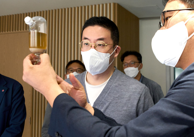 ▲ 서울 마곡 LG사이언스파크에서 (주)LG 구광모 대표가
친환경 바이오 원료에 대해 설명을 듣고 있다. ⓒLG