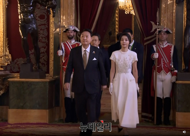 ▲ 윤석열 대통령과 김건희 여사가 28일(현지시간) 스페인 마드리드 왕궁에서 열린 펠리페 6세 스페인 국왕 내외 주최 만찬에 참석하고 있다.ⓒNATO 정상회의 사무국