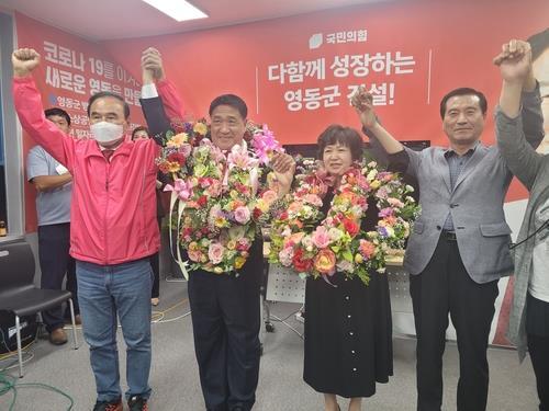 ▲ 정영철 영동군수 당선인(왼쪽 2번째)이 당선 후 축하를 받고 있다.ⓒ정영철 영동군수직  인수위