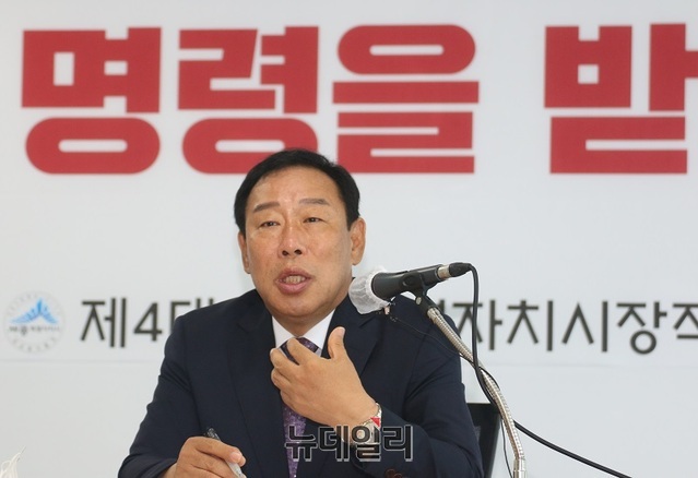 ▲ 최민호 세종시장 당선인이 29일 인수위원회 브리핑실에서 기자회견을 하고 있다.ⓒ이길표 기자