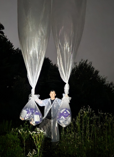 ▲ 자유북한운동연합 박상학 대표가 28일 인천 강화도 모처에서 의약품을 매단 대형 풍선을 들어보이고 있다. ⓒ자유북한운동연합 제공.