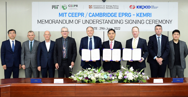 ▲ 한전이 미국과 영국 대학 에너지정책연구소와 연구교류 협약(MOU)을 체결하고 기념촬영을 하는 모습.ⓒ한국전력