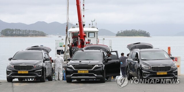▲ 29일 오전 전남 완도군 신지면 송곡선착장 부근에서 경찰이 10ｍ 바닷속에 잠겨있는 조유나(10)양 가족의 차량을 인양한 뒤 조양 가족으로 추정되는 시신을 수습하고 있다. ⓒ연합뉴스