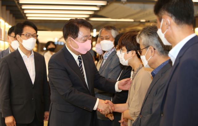 ▲ 한범덕 청주시장이 직원들과 일일이 악수를 나누고 있다.ⓒ청주시