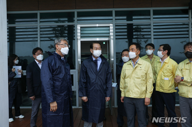 ▲ 지난 28일 임진강 군남댐을 찾은 권영세 통일부 장관. 군남댐은 임진강 상류에 있는 북한 황강댐의 기습 방류에 대비해서 만든 댐이다. ⓒ뉴시스. 무단전재 및 재배포 금지.