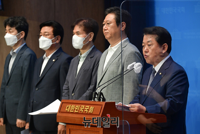 ▲ 김병주 더불어민주당 '서해 공무원 피살 사건 관련 태스크포스(TF)' 단장 및 소속 의원들이 29일 국회 소통관에서 기자회견을 갖고 있다.ⓒ이종현 기자