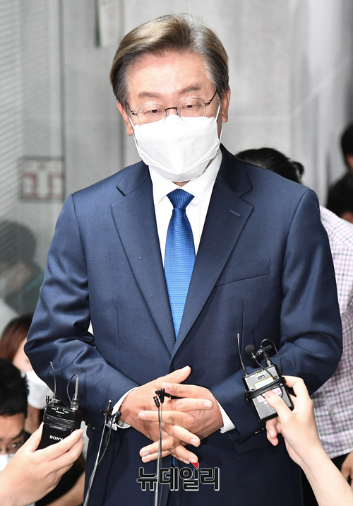 ▲ 보궐선거에서 당선된 이재명 더불어민주당 의원이 7일 국회 의원회관 내 의원실로 첫 등원을 하며 취재진 질문에 답변하고 있다. ⓒ이종현 기자