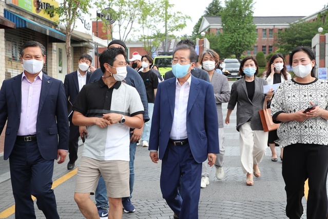 ▲ 홍준표 대구시장 당선인은 6월 28일 오후 지방 최대 연극중심지이자 비수도권 유일 연극 집적지인 대명공연거리를 방문했다.ⓒ대구시장직 인수위원회