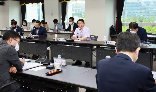 ▲ 서철모 대전 서구청장 당선인이 29일 각 실국 소관 공약 추진 검토 결과를 보고받고 민선 8기 공약 실천 방향을 논의했다.ⓒ대전 서구