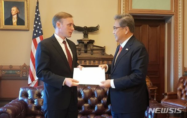 ▲ 지난 4월 6일 박진 당시 한미정책협의대표단장이 윤석열 대통령 당선자의 친서를 제이크 설리번 美백악관 국가안보보좌관에게 전달하고 있다. ⓒ뉴시스. 무단전재 및 재배포 금지.