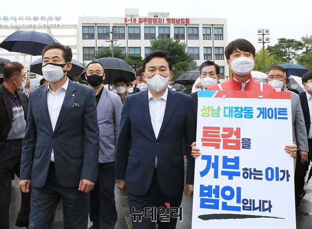 ▲ 이준석 국민의힘 대표가 10월11일 오후 광주 동구 옛전남도청 앞에서 대장동 게이트 특검을 촉구하는 1인시위를 하고 있다.ⓒ정상윤기자