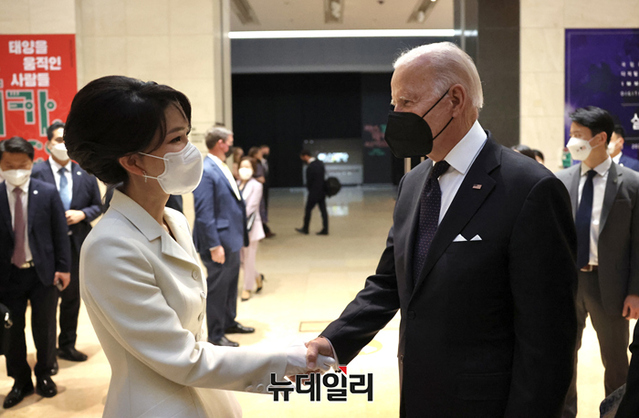 ▲ 김건희 여사가 지난 5월 21일 오후 서울 용산구 국립중앙박물관에서 열린 한미정상회담 공식 만찬에서 조 바이든 미국대통령과 악수를 나누고 있다. ⓒ정상윤 기자(사진=대통령실)