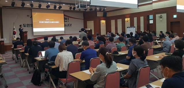 ▲ 힘쎈 충남 준비위원회가 지난 21일 천안 충남북부상공회의소에서 도민들에게 김태흠 당선인의 공약을 설명하고 있다.ⓒ힘쎈 충남 준비위원회