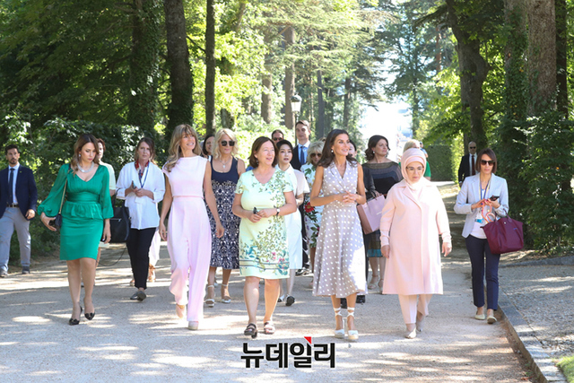 ▲ 윤석열 대통령의 북대서양조약기구(NATO·나토) 정상회의 참석에 동행한 김건희 여사(가운데)가 29일(현지시간) 스페인 마드리드에서 열린 배우자 프로그램에 참석하고 있다.ⓒ스페인 왕실 트위터