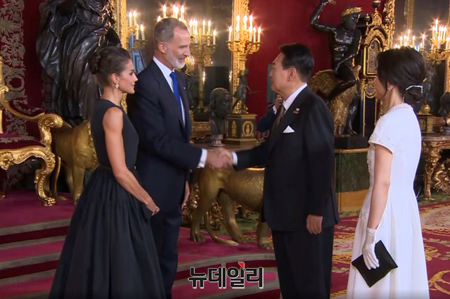 ▲ 윤석열 대통령 부부가 지난 28일 저녁(현지시간) 마드리드 왕궁에서 열린 스페인 국왕 부부 주최 갈라 만찬에서 펠리페 6세 국왕과 악수를 나누고 있다.ⓒ나토 정상회의 사무국