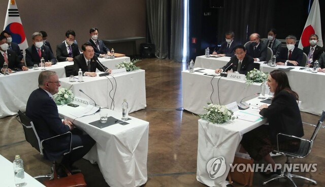 ▲ 북대서양조약기구(NATO·나토) 정상회의 참석을 위해 스페인을 방문한 윤석열 대통령이 29일(현지시간) 마드리드 시내 한 호텔에서 열린 아시아 태평양 파트너 4개국(한국·일본·호주·뉴질랜드) 정상 회동에 참석하고 있다.

왼쪽부터 시계방향으로 앨버니지 호주 총리, 윤 대통령, 기시다 후미오 일본 총리, 저신다 아던 뉴질랜드 총리. ⓒ연합뉴스