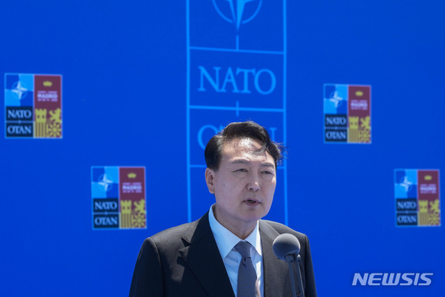 ▲ 윤석열 대통령이 29일(현지시간) 나토 동맹국-파트너국 정상회의가 열리는 마드리드 이페마(IFEMA)에 도착해 취재진의 질문에 답하고 있다. ⓒ뉴시스
