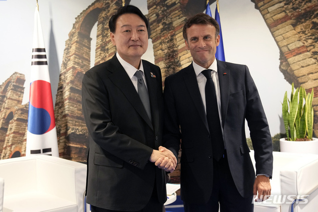 ▲ 북대서양조약기구(NATO·나토) 정상회의에 참석한 윤석열 대통령이 29일 오후(현지시간) 스페인 마드리드 이페마(IFEMA)에서 에마뉘엘 마크롱 프랑스 대통령과 만나 악수를 하고 있다.ⓒ뉴시스