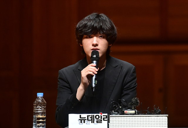 ▲ 피아니스트 임윤찬이 30일 오후 서울 서초구 한국예술종합대학 서초동캠퍼스 이강숙홀에서 열린 '제16회 반 클라이번 국제 피아노 콩쿠르' 우승 기념 기자간담회에서 취재진의 질문에 답하고 있다.ⓒ정상윤 기자