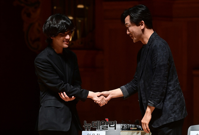 ▲ 피아니스트 임윤찬이 30일 오후 서울 서초구 한국예술종합대학 서초동캠퍼스 이강숙홀에서 열린 '제16회 반 클라이번 국제 피아노 콩쿠르' 우승 기념 기자간담회에서 스승인 손민수 한예종 교수와 포즈를 취하고 있다.ⓒ정상윤 기자