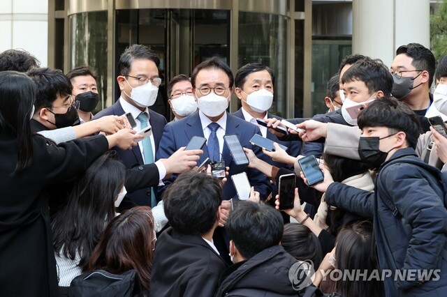 ▲ 조용병 신한금융지주 회장이 지난해 항소심 선고 공판을 마친 뒤 나오고 있다ⓒ연합뉴스