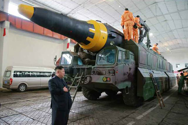 ▲ 2017년 5월 중거리 탄도미사일(IRBM) '화성-12형' 조립현장을 찾은 김정은. ⓒ연합뉴스. 무단전재 및 재배포 금지.