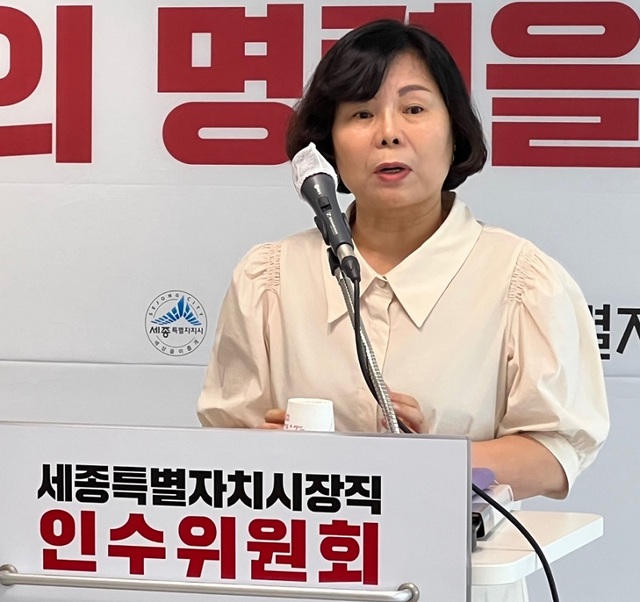 ▲ 이미경 세종시장직 인수위원회 한글문화수도TF 위원이 30일 인수위 브리핑실에서 '한글문화수도 세종' 추진 계획을 발표하고 있다.ⓒ인수위 대변인실