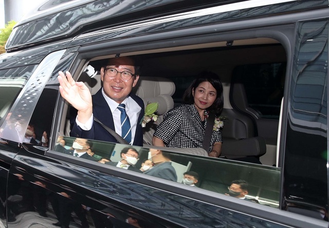 ▲ 양승조 충남도지사가 30일 도청에서 퇴임식을 갖고 공무원들의 배웅을 받으며 도청을 떠나고 있다.ⓒ충남도