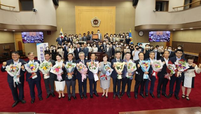 ▲ 충북도의회가 30일 본회의장에서 이시종 지사, 김병우 교육감, 사무처 직원 등 150여 명이 참석한 가운데 ‘제11대 충북도의회 의원 퇴임식’을 가졌다.ⓒ충북도의회