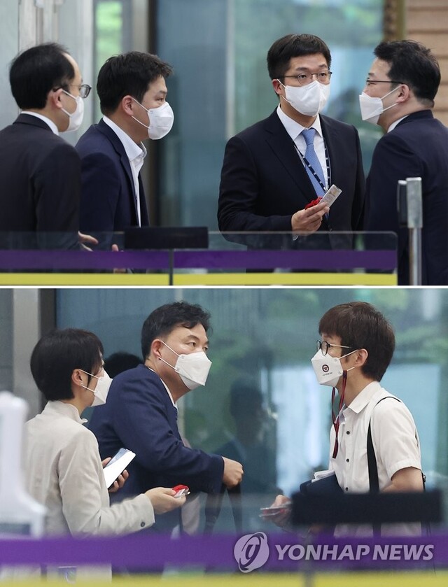 ▲ 30일 정부과천청사 법무부에서 열린 검·경 협의체 실무협의 첫 회의가 끝난 뒤 최지석 대검찰청 형사정책담당관 등 검찰 측 관계자들(사진 위)과 최종상 경찰청 책임수사시스템정비 TF단장과 이은애 경찰청 수사구조개혁 1팀장 등 경찰 측 관계자들(사진 아래)이 각각 법무부 로비에서 떠나기 전 논의하고 있다. ⓒ연합뉴스