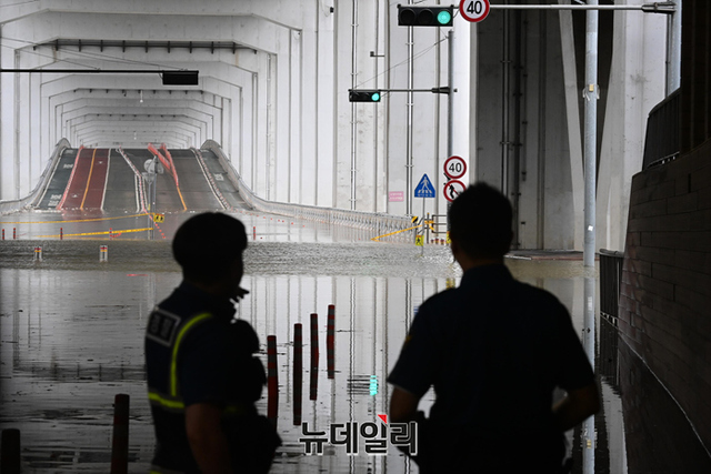 ▲ 서울에 호우 경보가 발효된 지난 30일 잠수교가 통제돼 있다. ⓒ강민석 기자