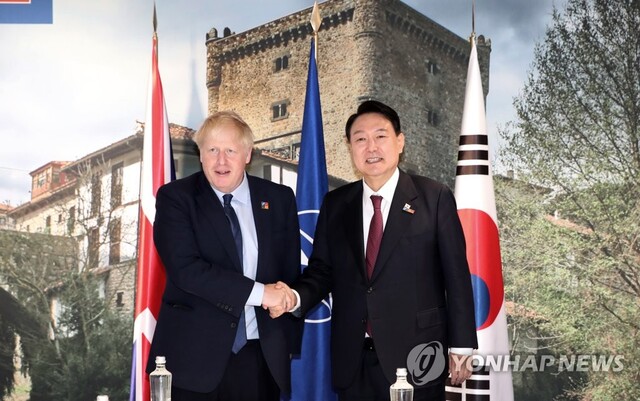 ▲ 북대서양조약기구(NATO·나토) 정상회의 참석차 스페인 마드리드를 방문 중인 윤석열 대통령이 30일 오전(현지시간) 마드리드 이페마 컨벤션센터에서 보리스 존슨 영국 총리와 정상회담에 앞서 악수하고 있다.ⓒ연합뉴스