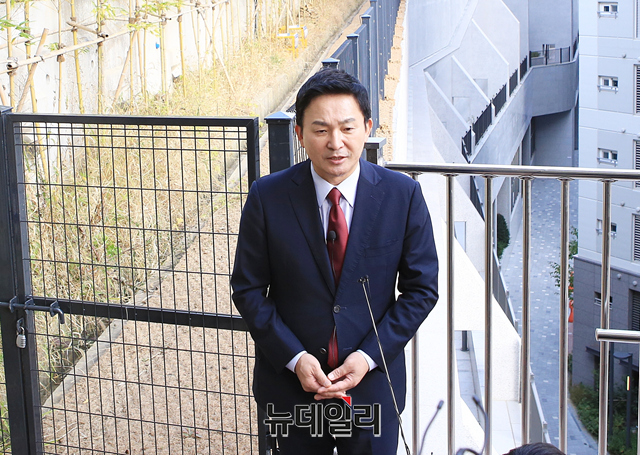 ▲ 2021년 10월31일 원희룡 국민의힘 대선 예비후보가 경기 성남시 백현동 옹벽 아파트 앞에서 대국민 지지호소 기자회견을 갖고 있다.ⓒ강민석기자