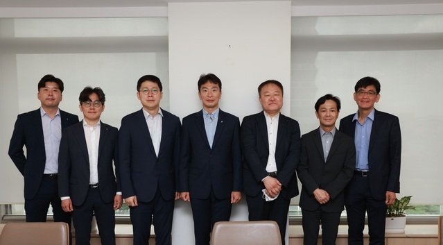 ▲ 이복현 금융감독원장(사진 가운데)이 1일 서울 금융감독원에서 시장 전문가들과 간담회를 가졌다. (왼쪽부터) NH투자증권 황병진 애널리스트, KB증권 장문준 애널리스트, 삼성증권 윤석모 리서치센터장, 신영증권 김학균 리서치센터장, 제이피모간체이스 박석길 이코노미스트, 소시에테제네랄 오석태 이코노미스트 ⓒ금융감독원