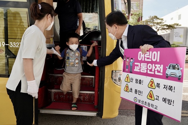 ▲ 김지철 충남도교육감이 1일 오전 8시 보성초등학교에서 버스에서 내리는 학생 등교맞이를 하고 있다.ⓒ충남도교육청