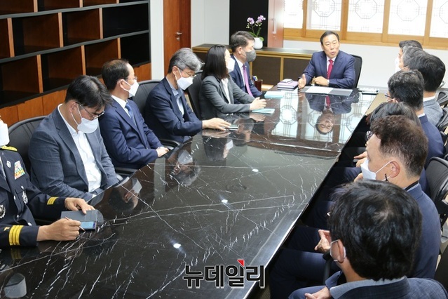 ▲ 최민호 세종시장이 1일 취임 첫날 첫 업무지시로 ‘저소득 원주민 지원방안’과 ‘상가활성화 방안’검토를 주문하고 있다.ⓒ이길표 기자