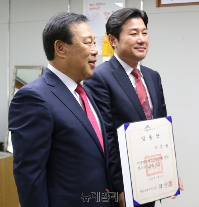 ▲ 최민호 세종시장이 1일 첫 출근해 이준배 정무부시장에게 임용장을 수여하고 기념촬영을 하고 있다.ⓒ이길표 기자