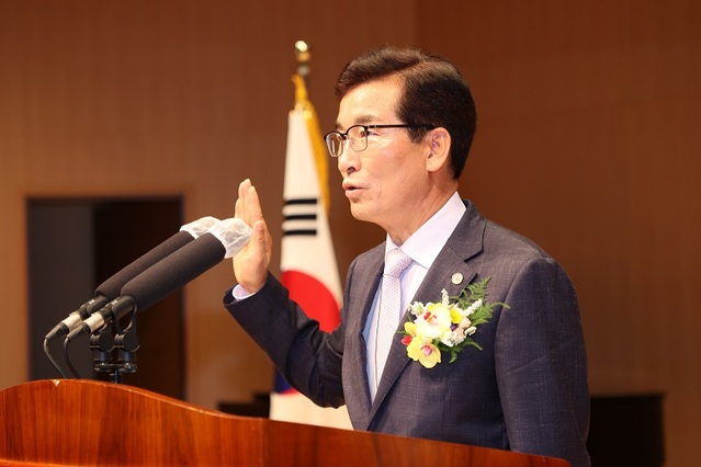 ▲ 윤건영 충북도교유감이 1일 취임식에서 선서를 하고 있다. ⓒ충북도교육청