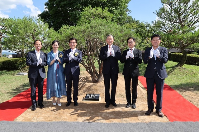 ▲ 운건영 충북도교육감이 1일 취임식을 마친 뒤 이기용 전 충북도교육감과 심의보 인수위원장 등과 기념식수를 한 뒤 박수를 치고 있다. ⓒ충북도교육청