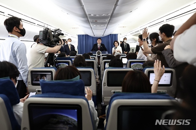 ▲ 첫 해외 순방을 마친 윤석열 대통령이 30일(현지시간) 공군 1호기에서 기내 기자간담회를 하고 있다. ⓒ뉴시스