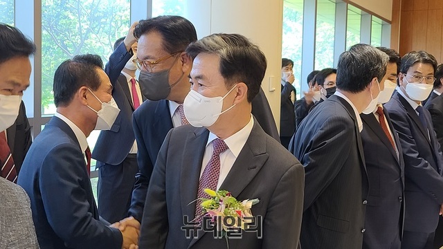 ▲ 김태흠 충남도지사가 1일 취임식에 앞서 간담회장에서 내빈들과 인사를 하고 있다. 김 지사 뒤에 정진석 국회의원이 또 다른 인사와 반갑게 인사를 나누고 있다.ⓒ김정원 기자