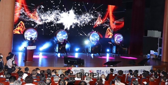 ▲ 1일 충남문예회관에서 열린 김태흠 충남도지사 취임 축하공연.ⓒ김정원 기자