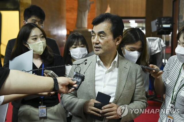 ▲ 더불어민주당 안규백 전당대회준비위원장이 29일 국회 원내대표실에서 열린 비공개 전준위 회의에 참석하기에 앞서 취재진의 질문에 답하고 있다ⓒ연합뉴스