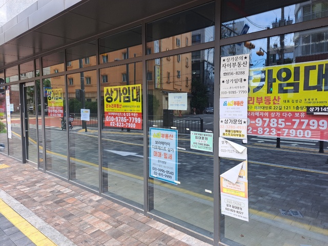 ▲ 동작구의 한 상가 외벽에 임대공고가 붙어져 있다ⓒ서영준 기자