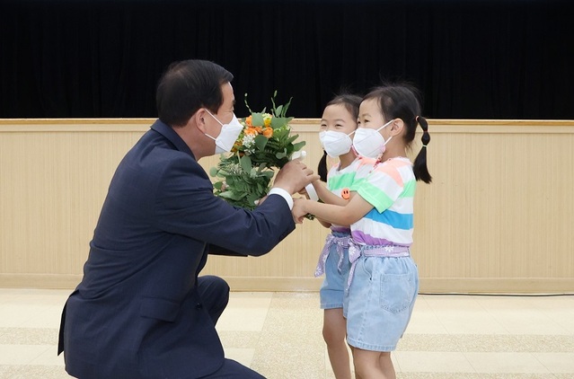 ▲ 조길형 충주시장이 1일 두 명의 어린이들로부터 취임 축하 꽃다발을 받고 있다.ⓒ충주시
