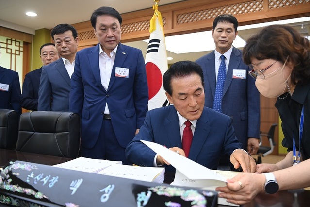 ▲ 백성현 논산시장이 1호 결재를 하고 있다.ⓒ논산시