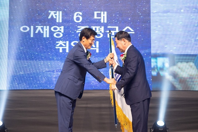 ▲ 이재영 증평군수가 1일 취임식에서 전임 홍성열 군수로부터 군기를 인계받고 있다. ⓒ증평군